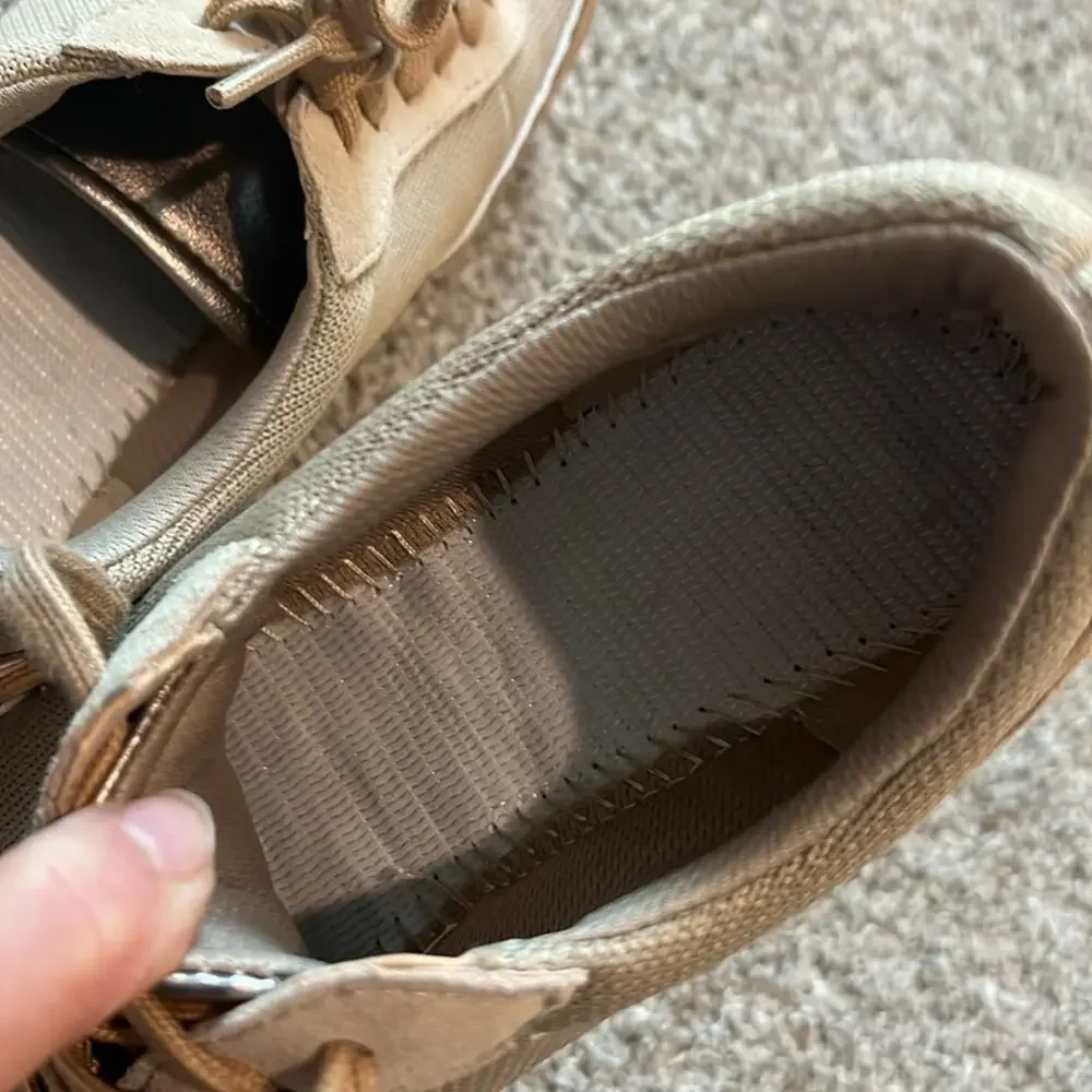 New Naturalizer Sarina beige tennis shoes sneakers Size 5‎ Gold -insole missing.